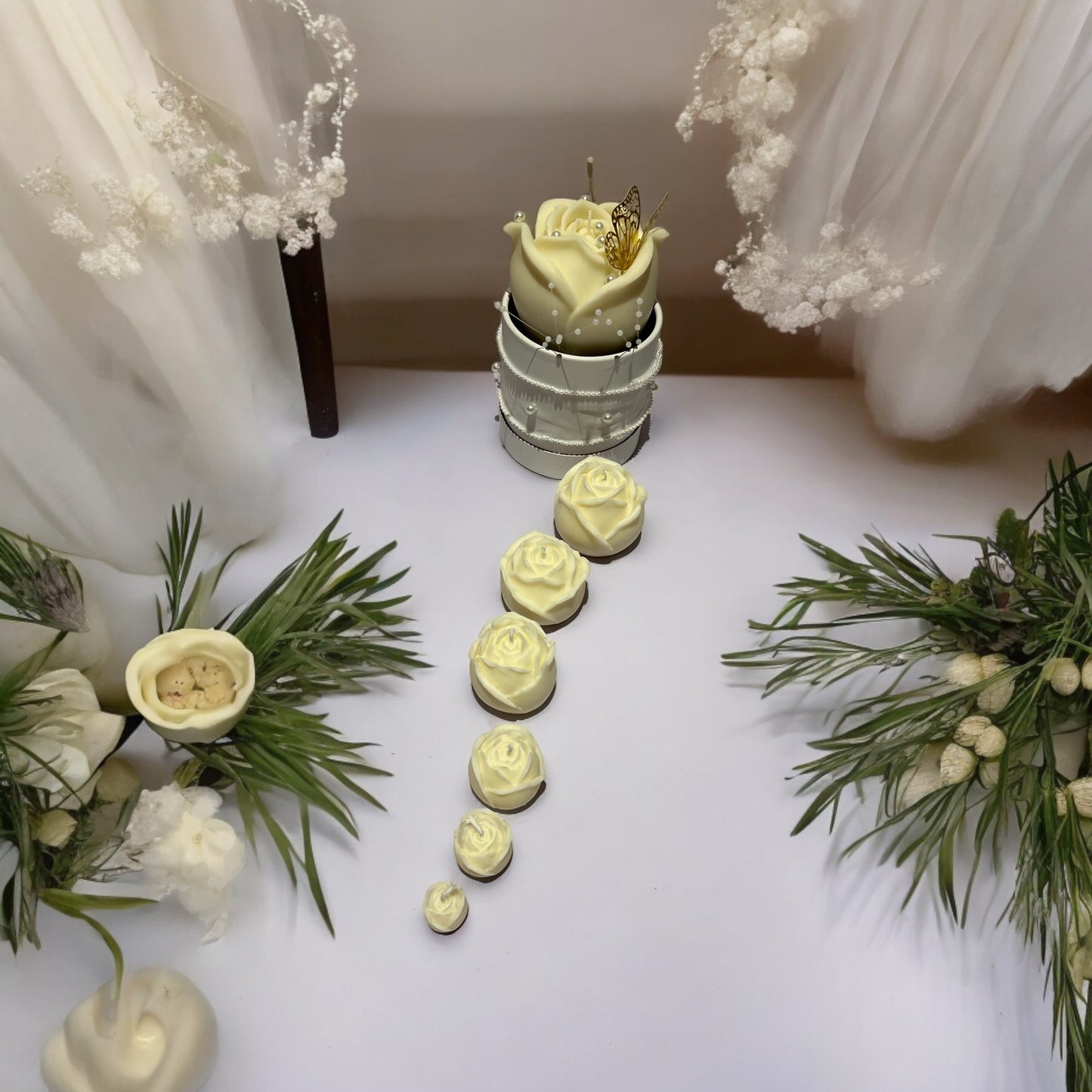 A very stylish set (7)with roses that modernizes the atmosphere of the home, wedding and gift